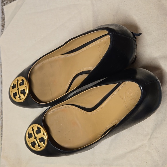 Tory Burch Chelsea Wedge Heel black with gold medallion logo - Picture 9 of 9
